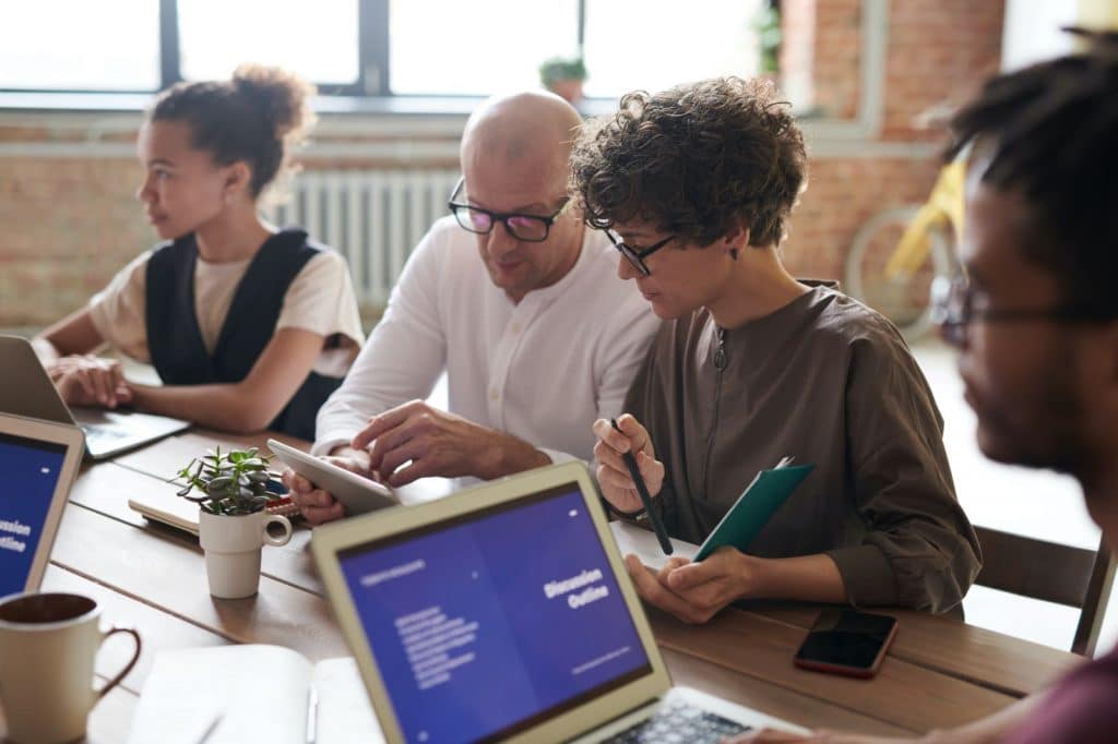 Work freindships can reduce job insecurity